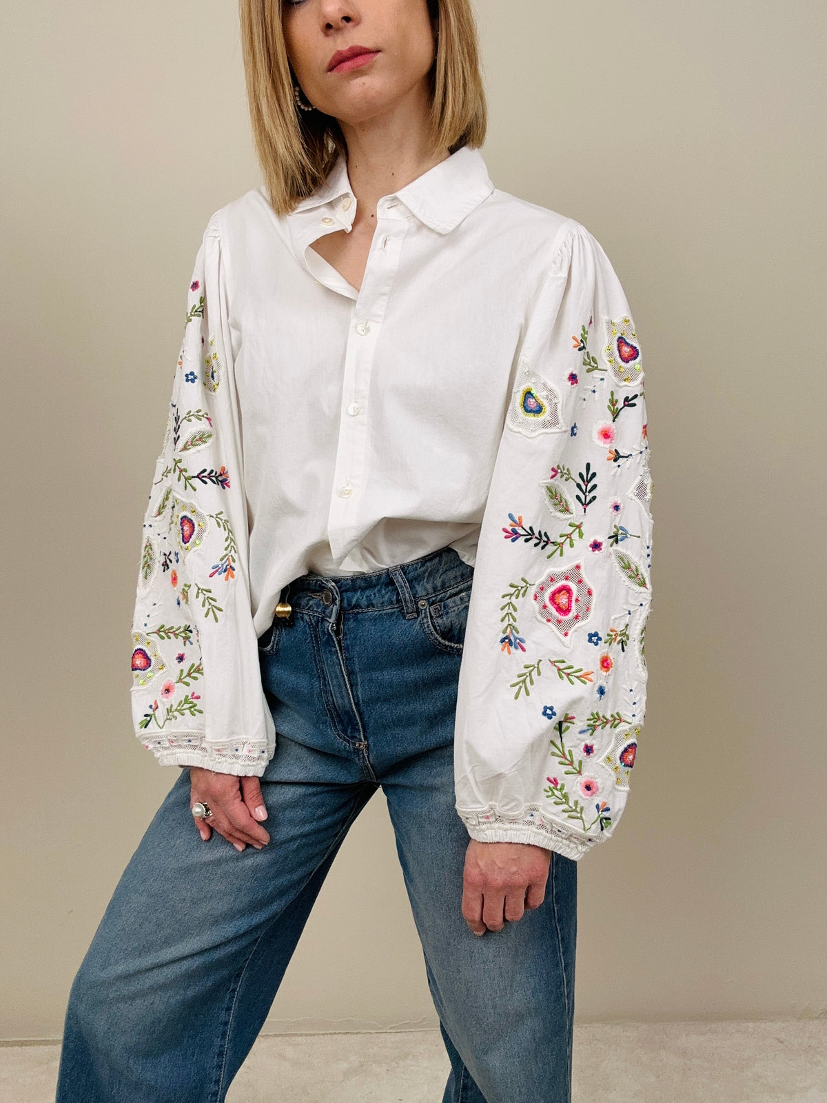 Camicia con ricami nelle maniche
