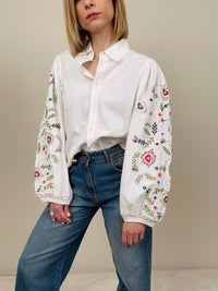 Camicia con ricami nelle maniche