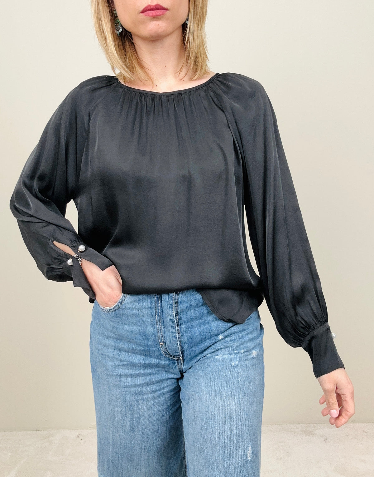 Blusa con bottone gioiello