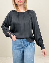 Blusa con bottone gioiello