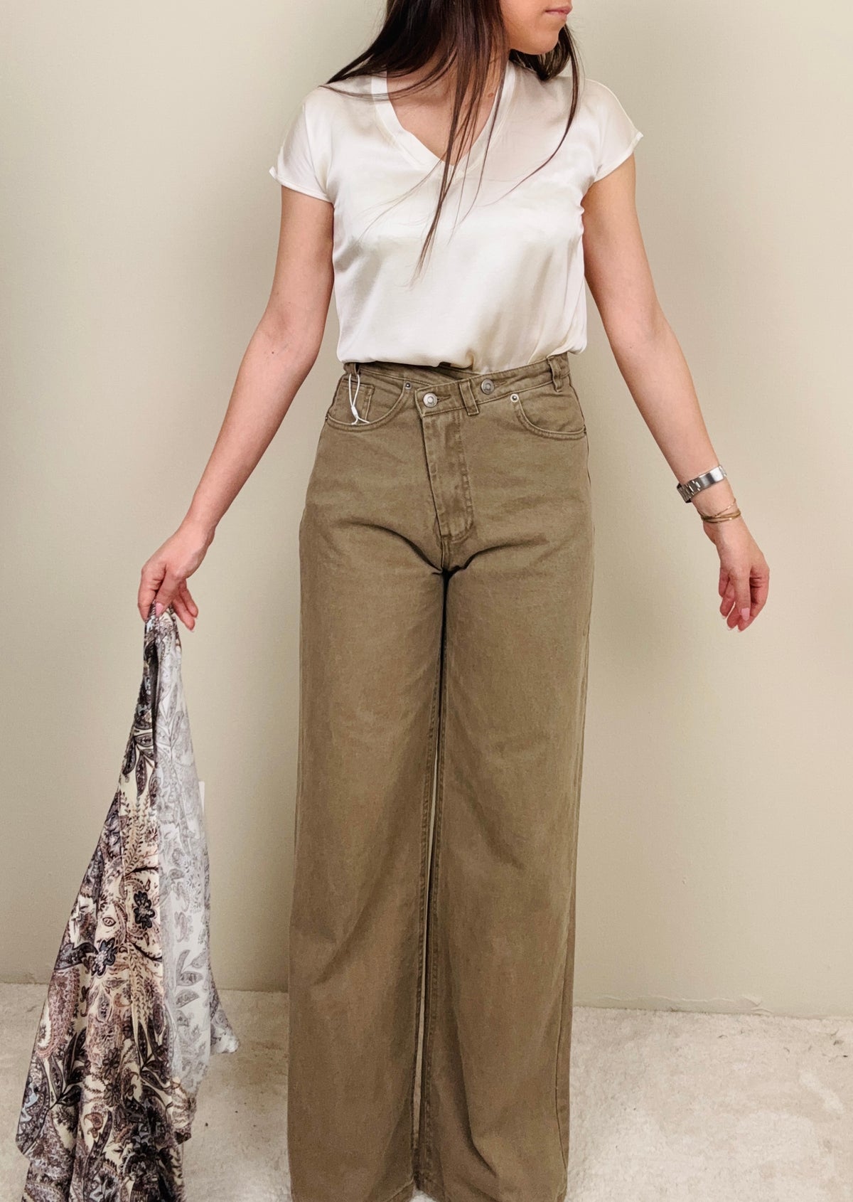 Jeans fango con chiusura svasata