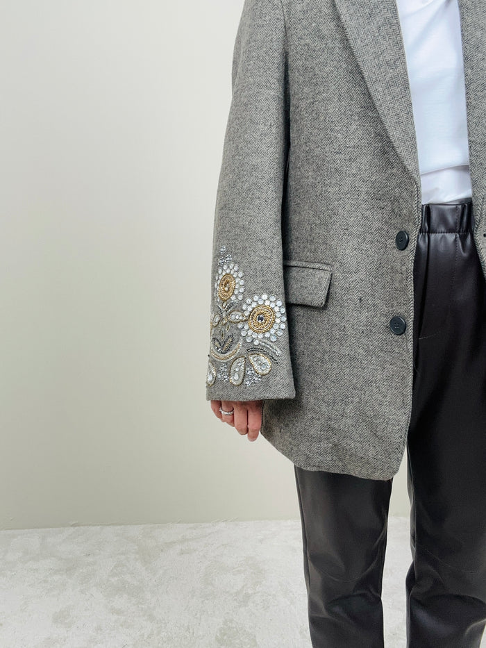 Blazer spinato con applicazioni