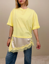 T-shirt con abbassamento in pizzo