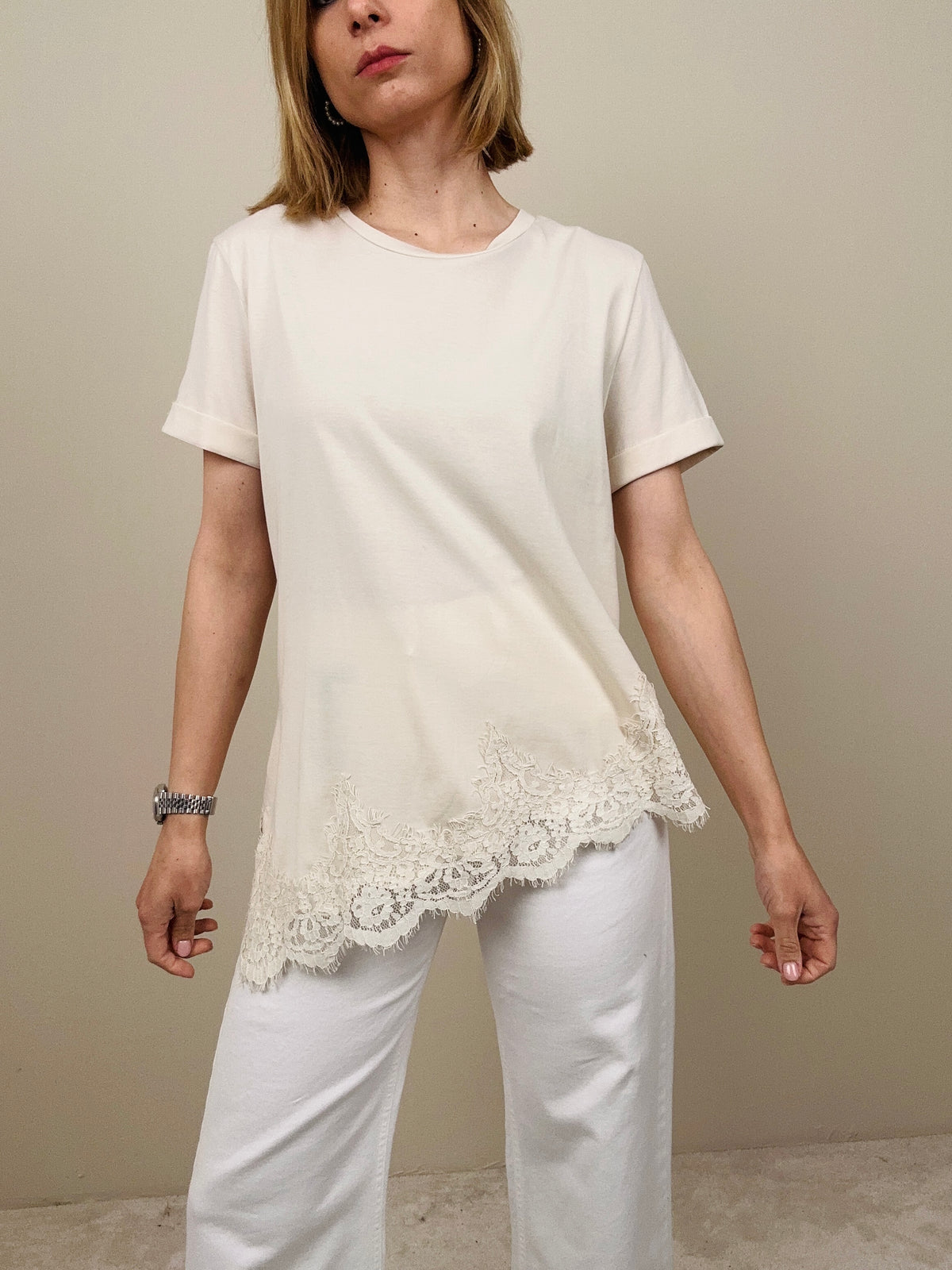T-shirt assimettica con pizzo (più colori)