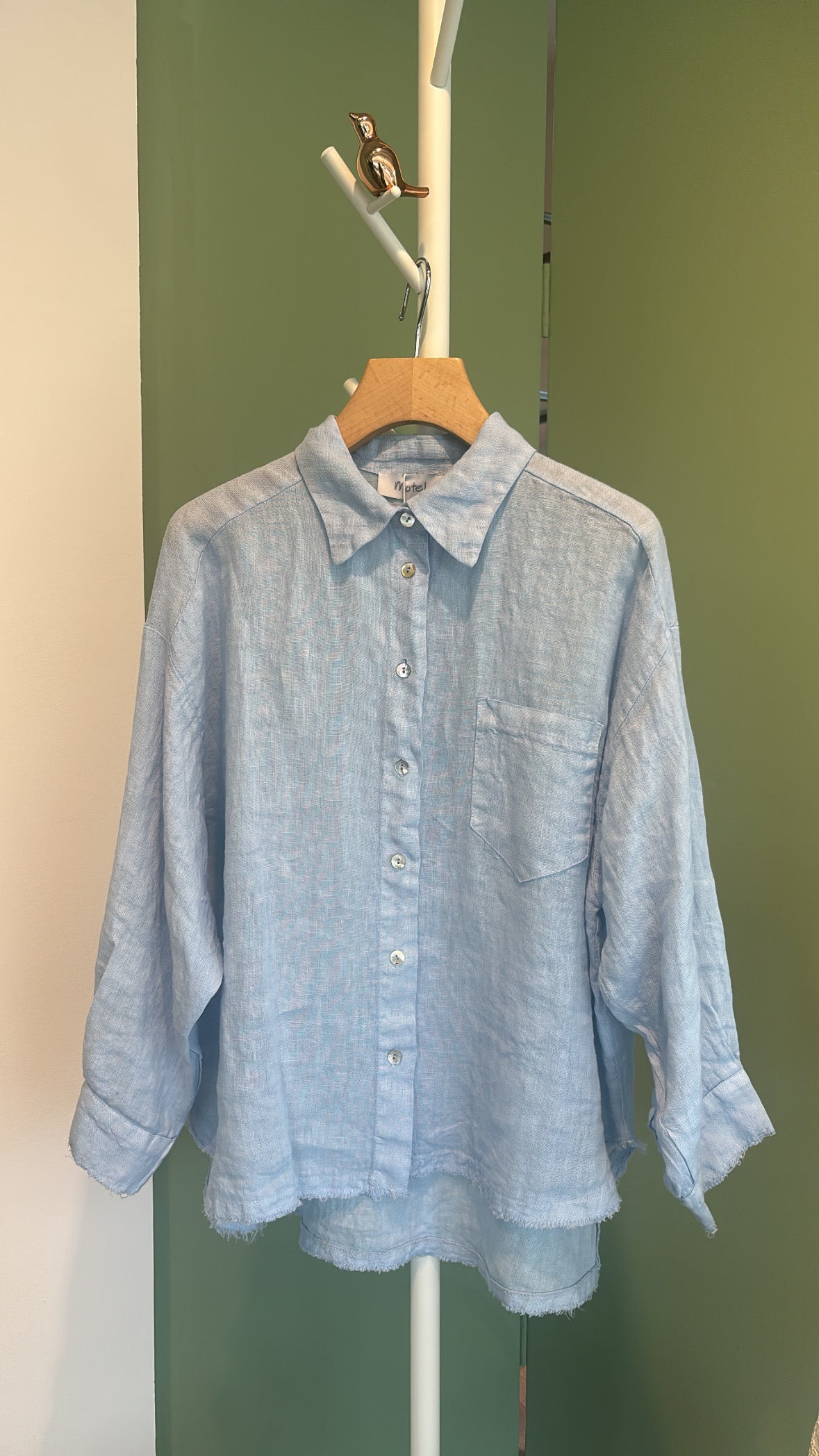 Camicia in lino bianca dettagli sfrangiati