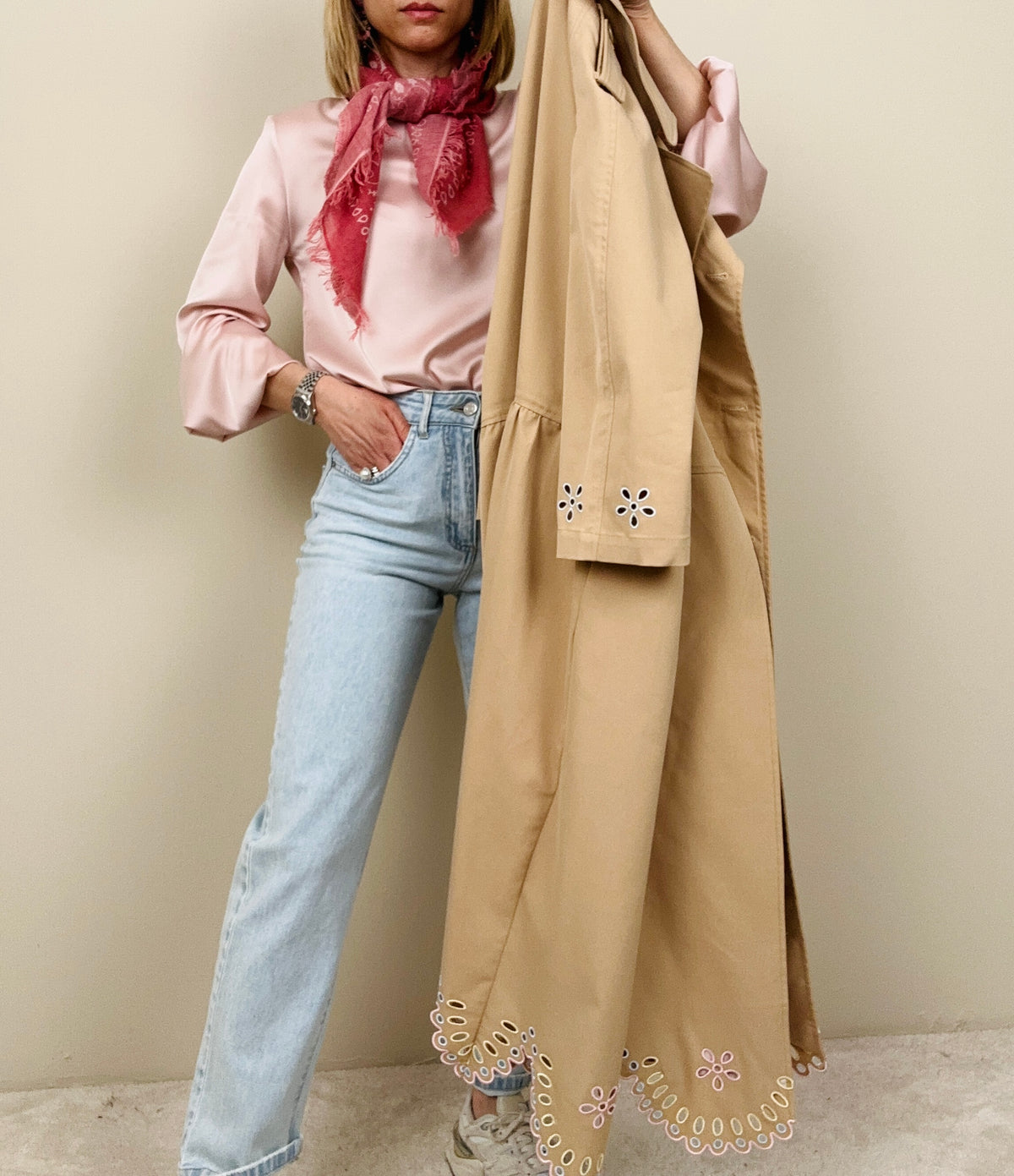 Trench con ricami