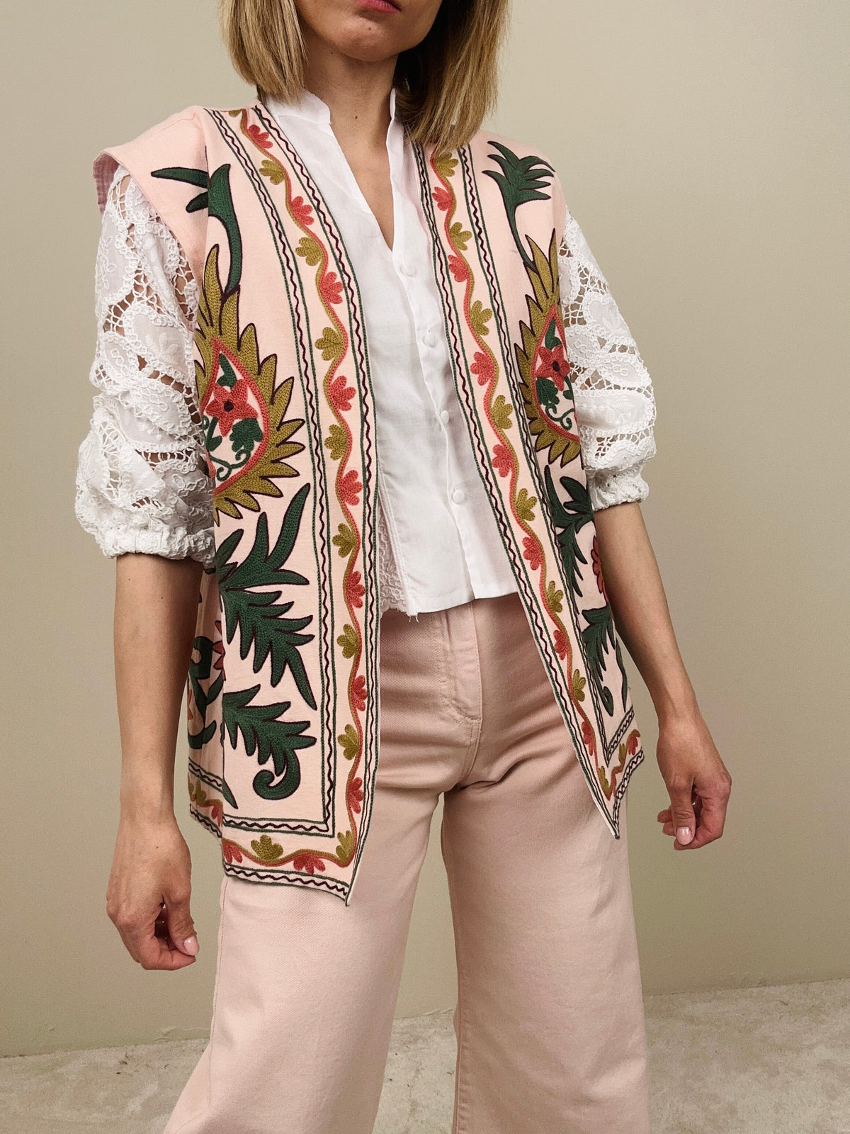 Gilet rosa ricamato