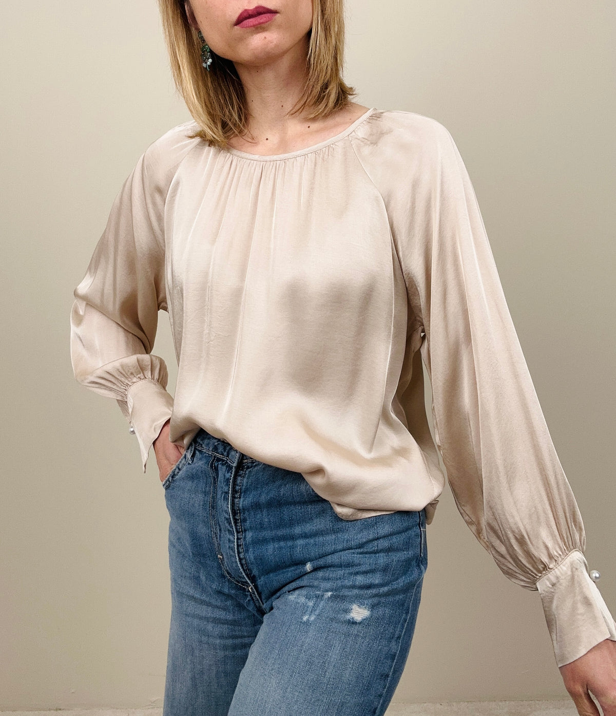 Blusa con bottone gioiello