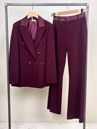 Completo bordeaux con dettagli in raso