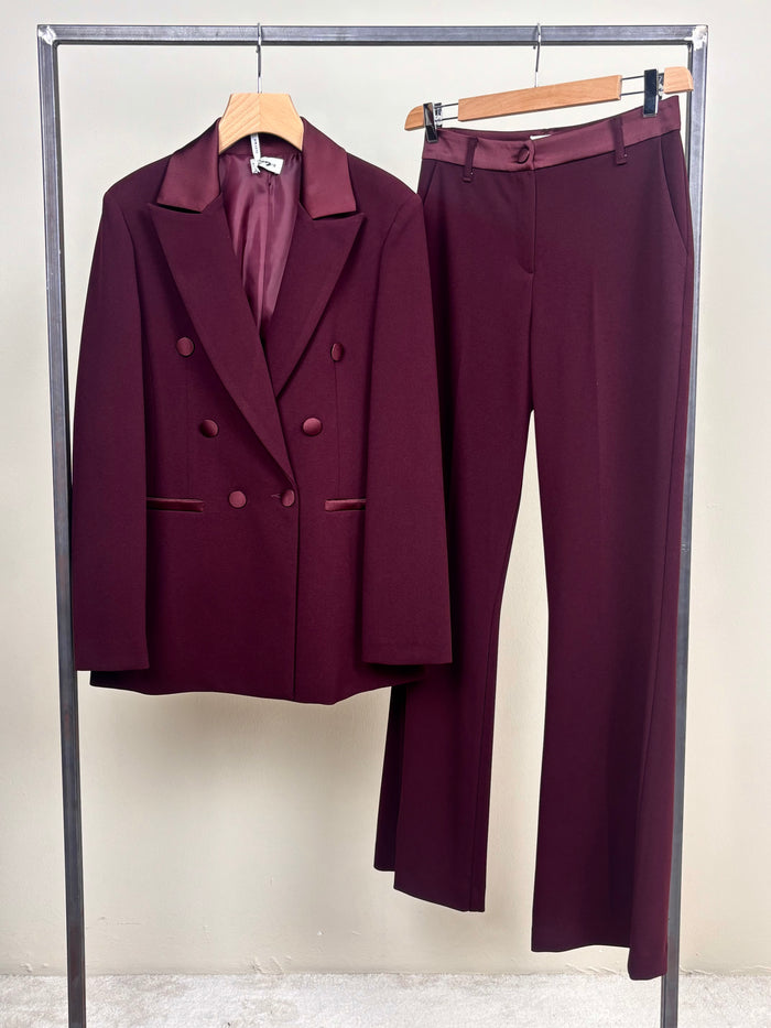 Completo bordeaux con dettagli in raso