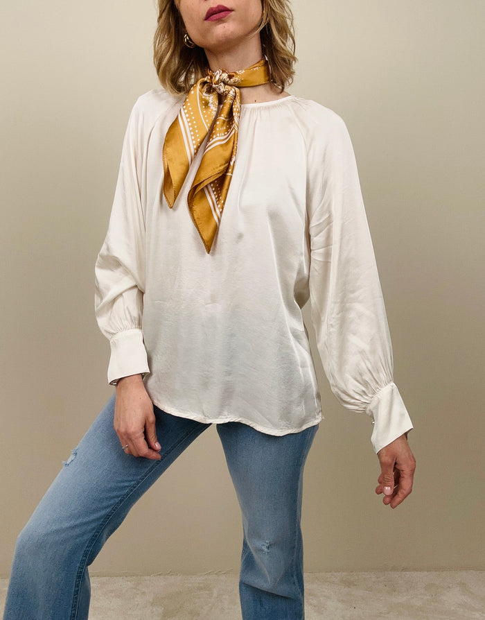 Blusa con bottone gioiello