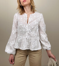 Camicia bianca con fiori applicati