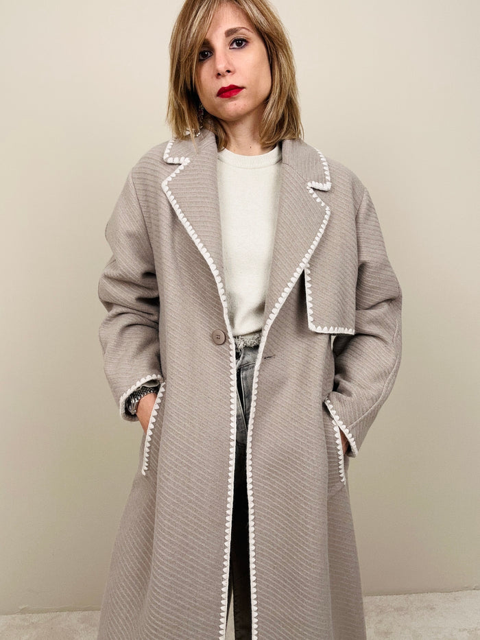 Cappotto tortora con dettagli chiari