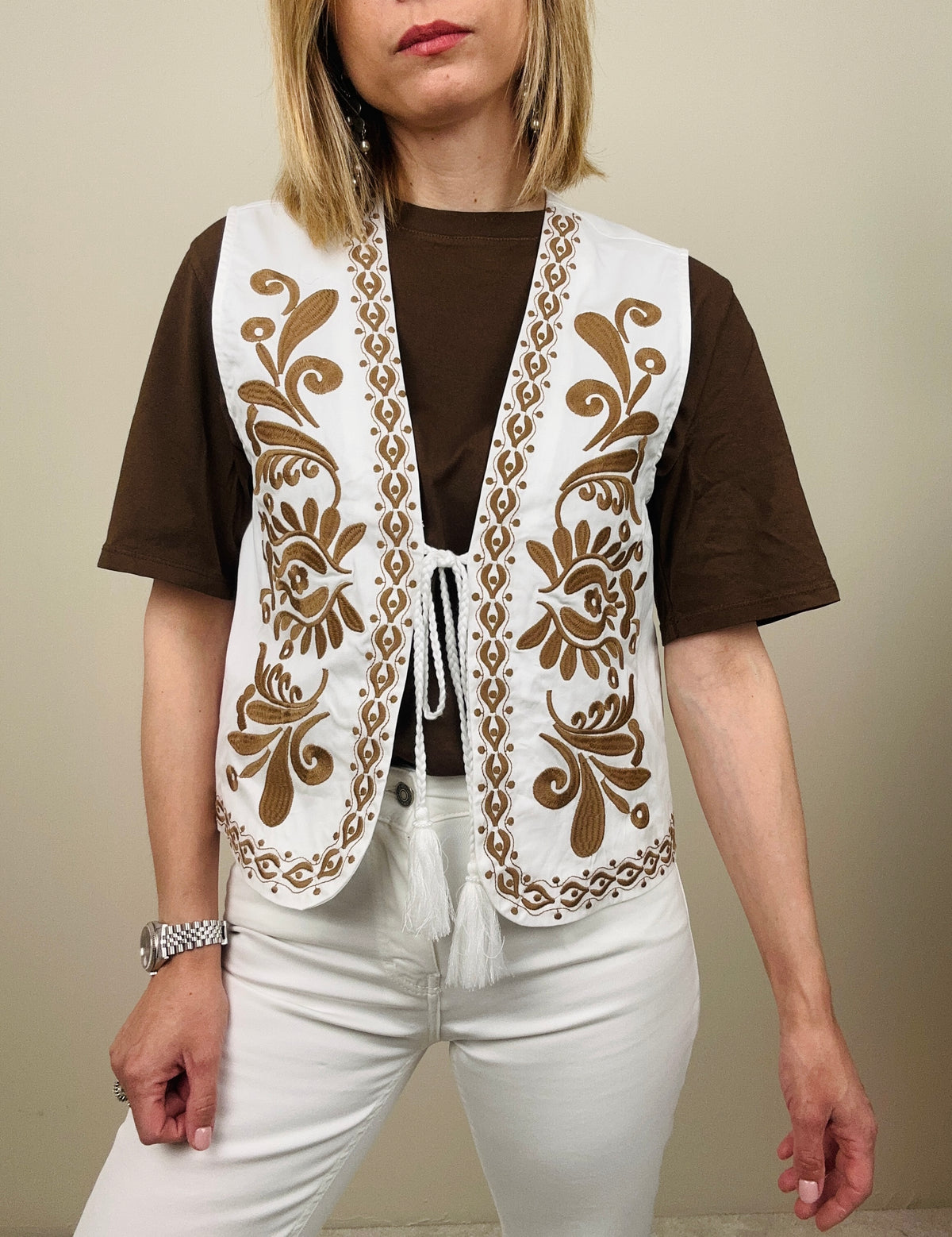 Gilet fondo bianco con ricamo bronzo