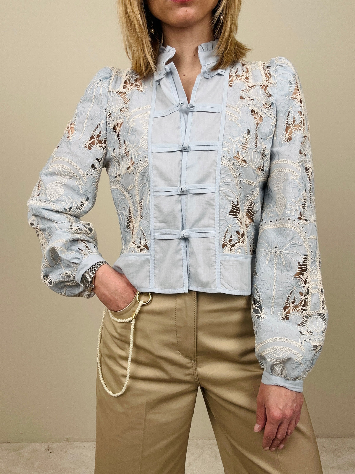 Camicia cielo con alamari