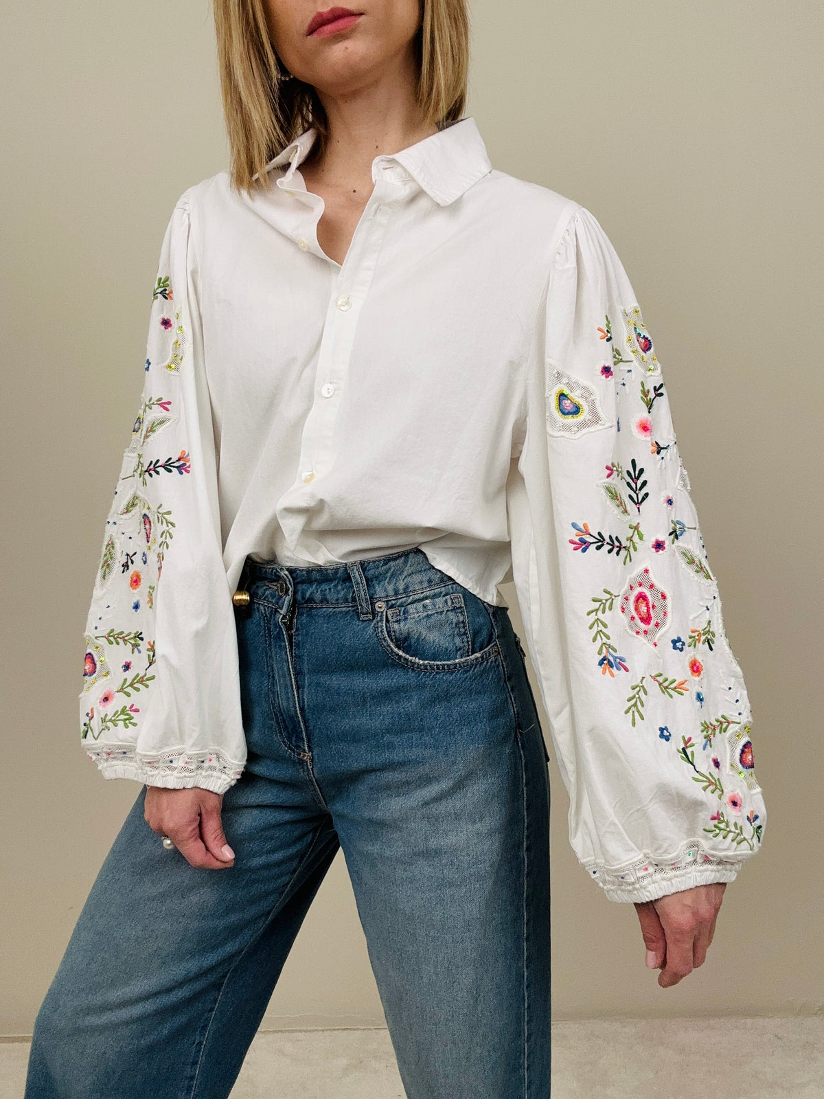 Camicia con ricami nelle maniche