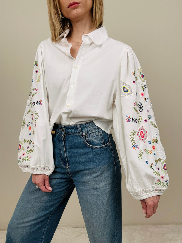 Camicia con ricami nelle maniche