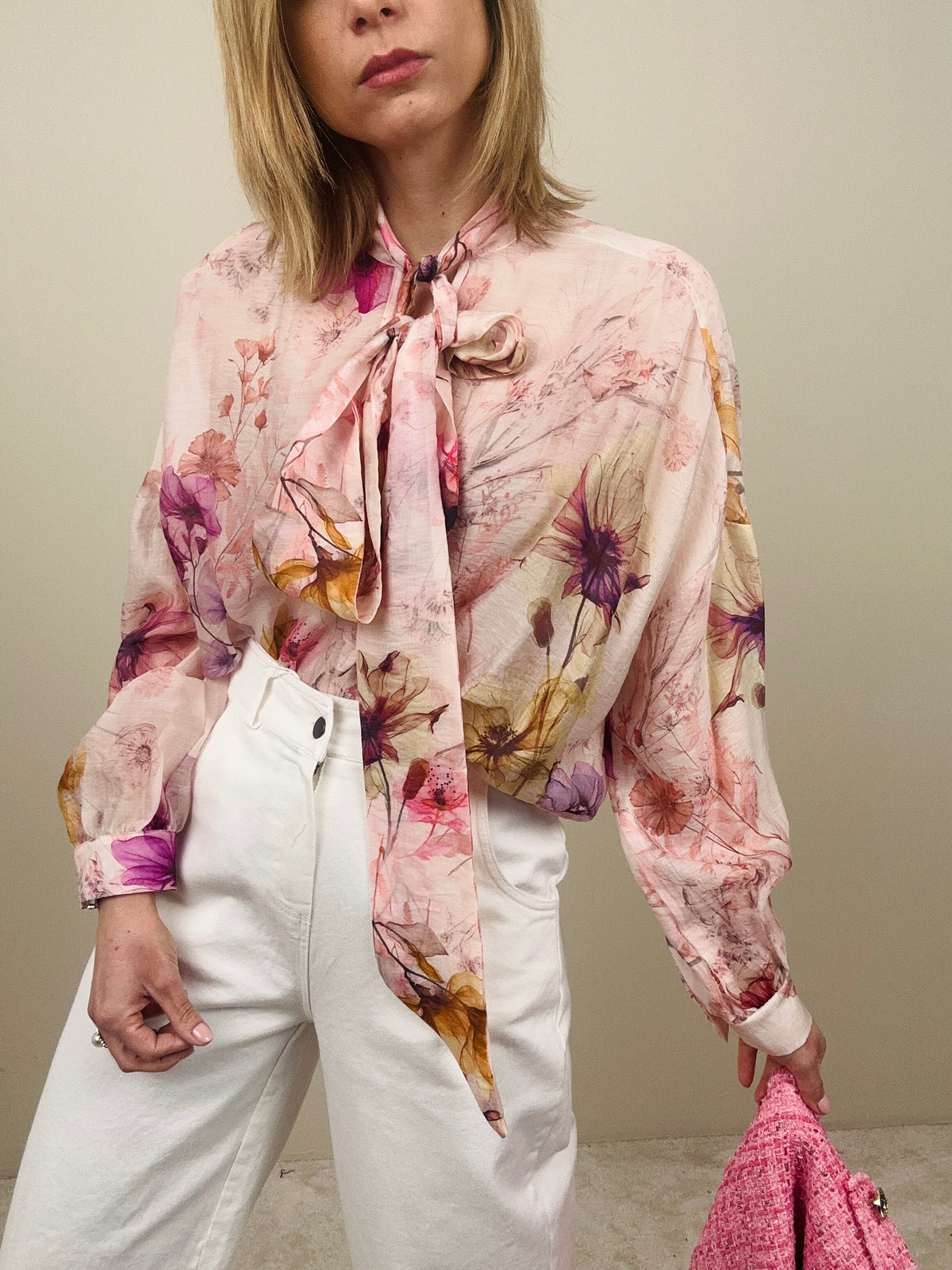 Camicia floreale rosa con fiocco