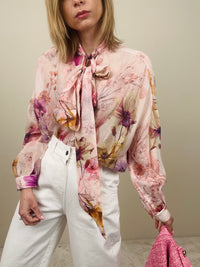 Camicia floreale rosa con fiocco