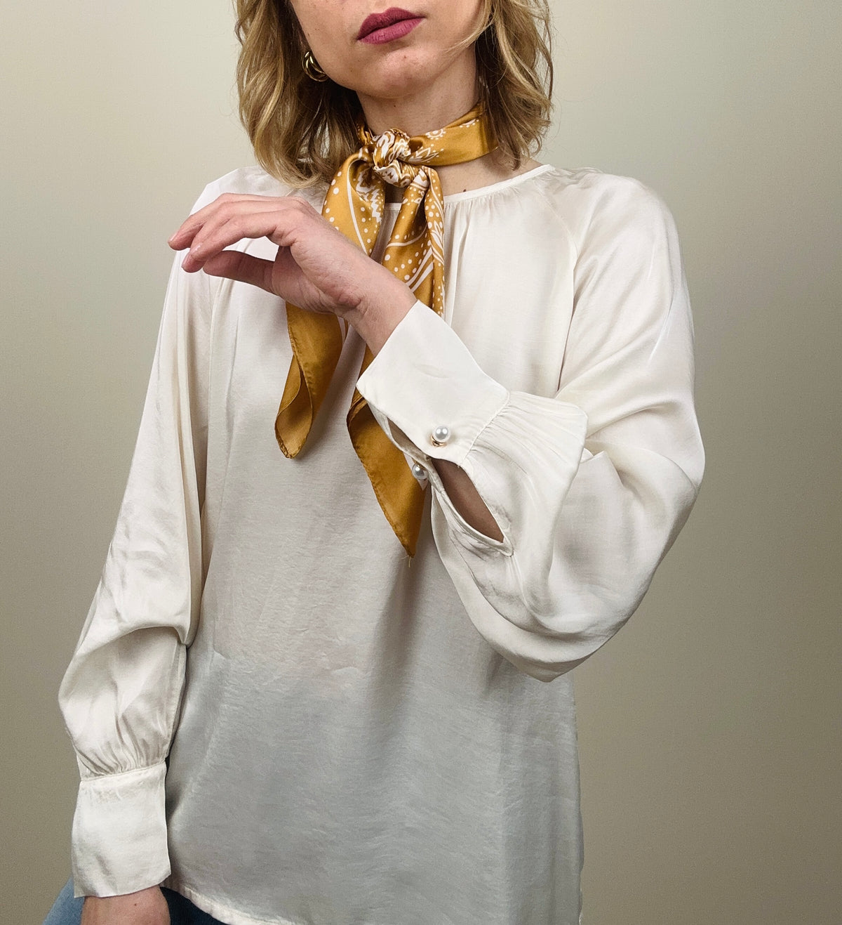 Blusa con bottone gioiello