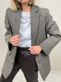 Blazer spinato con applicazioni