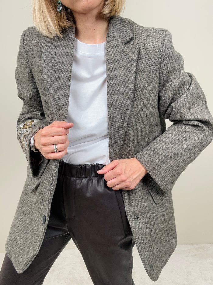 Blazer spinato con applicazioni
