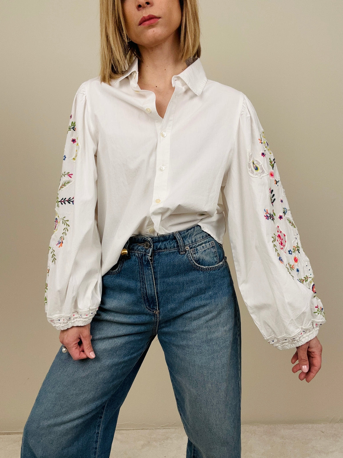 Camicia con ricami nelle maniche