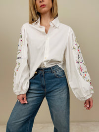 Camicia con ricami nelle maniche