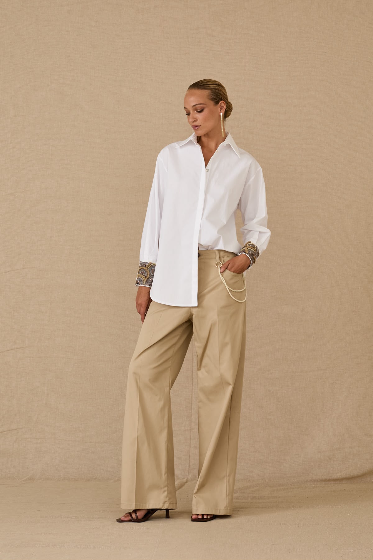 Camicia con polsini ricamati