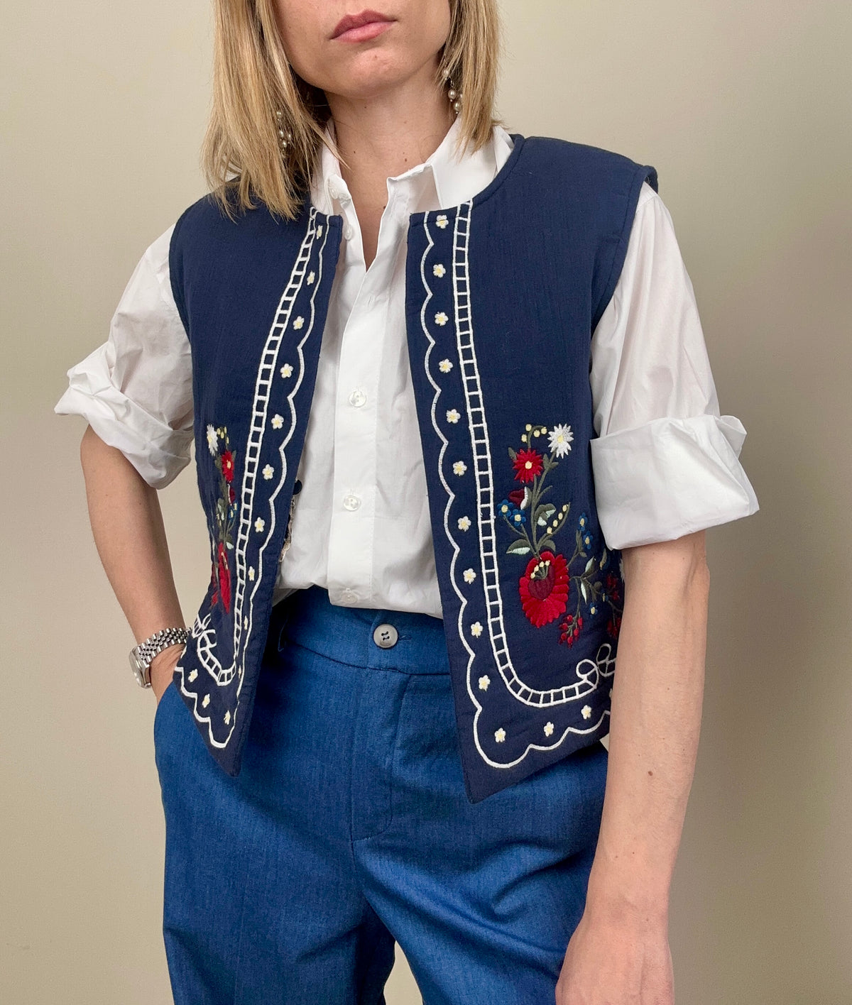 Gilet blu con ricami