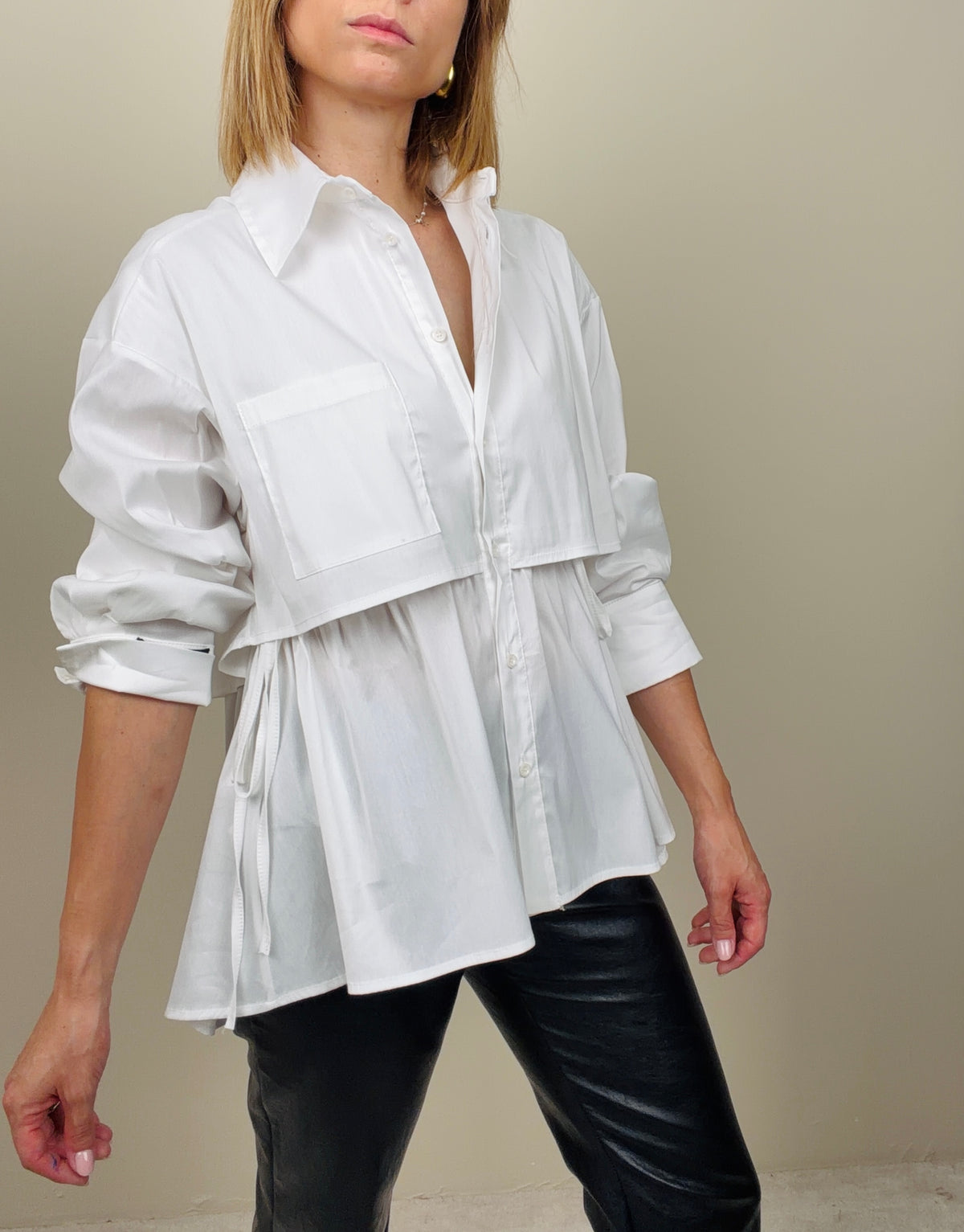 Camicia bianca ripresa in vita