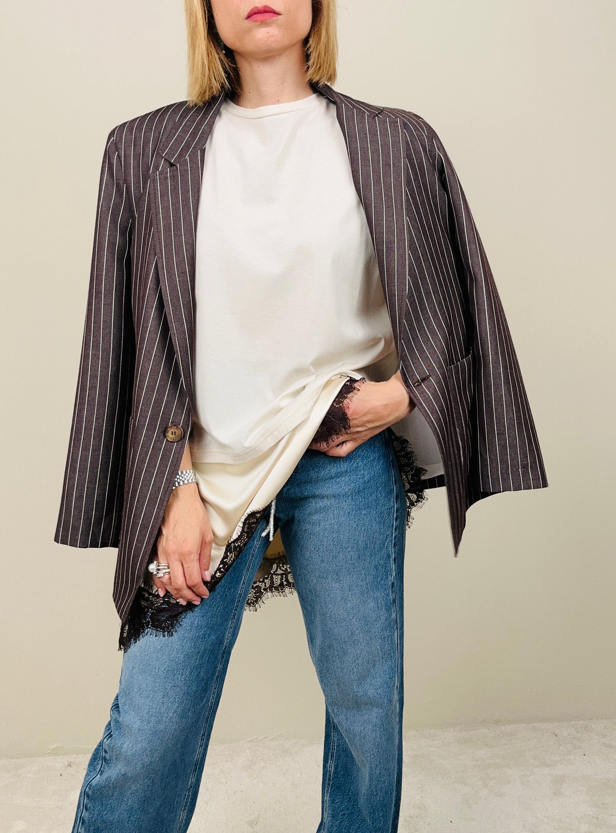 T-shirt beige con abbassamento in pizzo