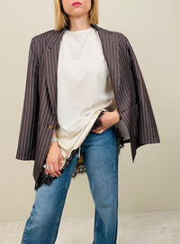 T-shirt beige con abbassamento in pizzo