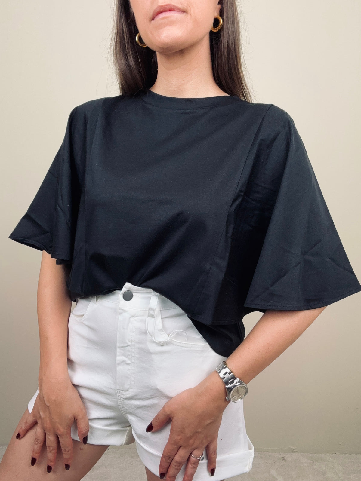 T-shirt nera con manica a campana