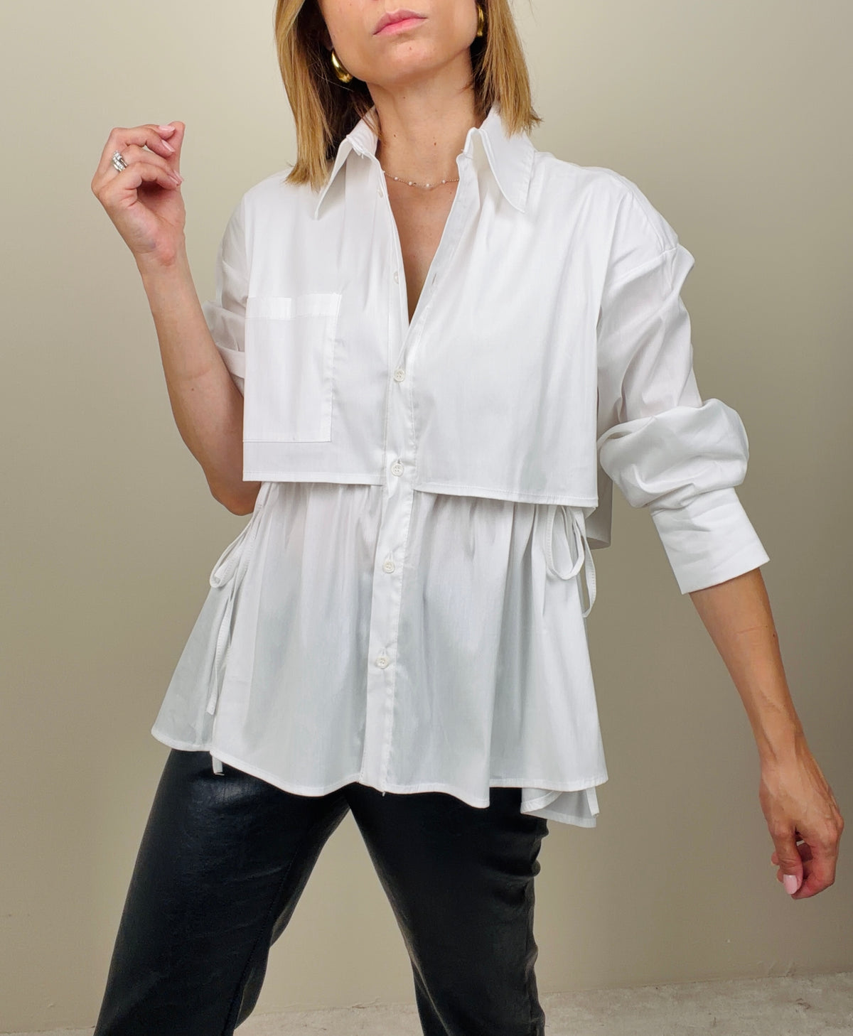Camicia bianca ripresa in vita