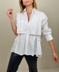 Camicia bianca ripresa in vita