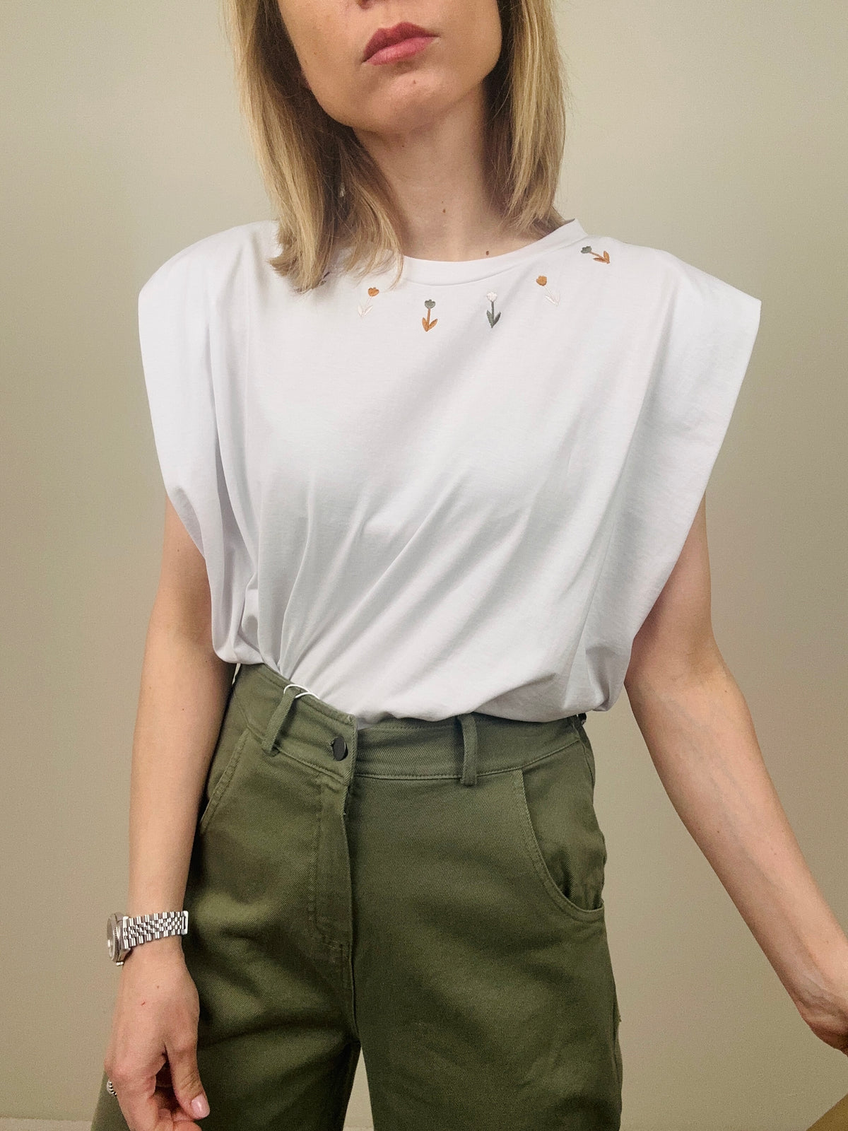 T-shirt con fiori ricamati