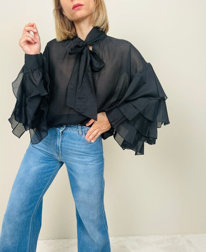 Camicia nera con balze nelle maniche
