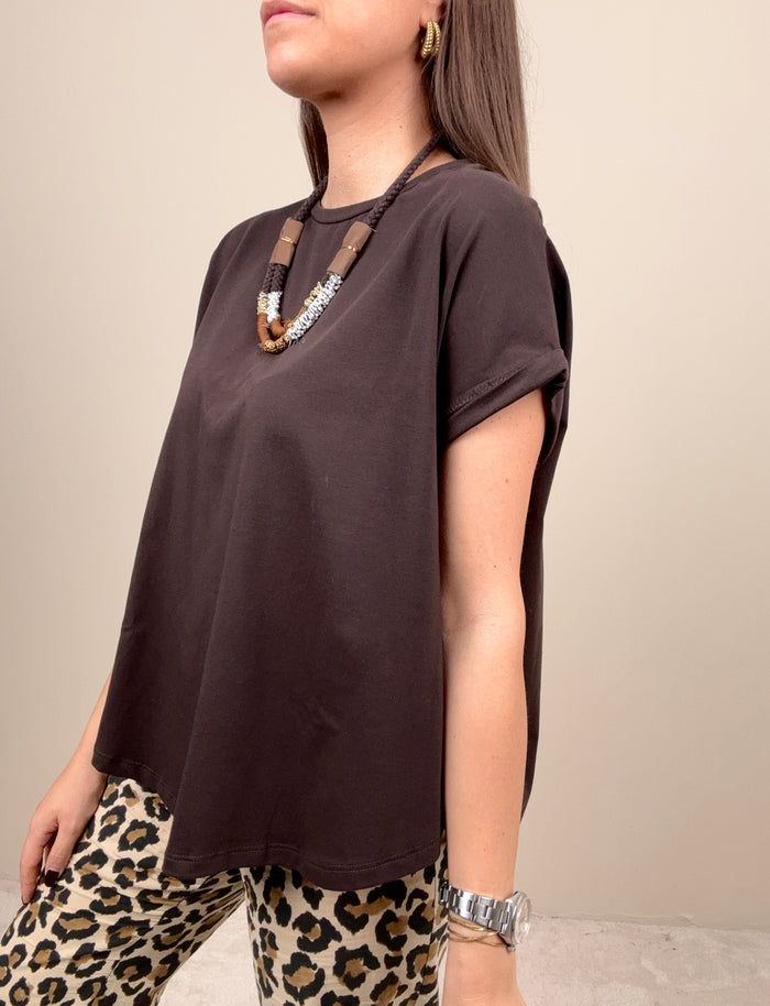T-shirt cioccolato con collana