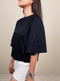 T-shirt nera con manica a campana