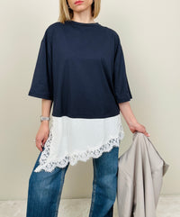 T-shirt con abbassamento in pizzo (più colori)