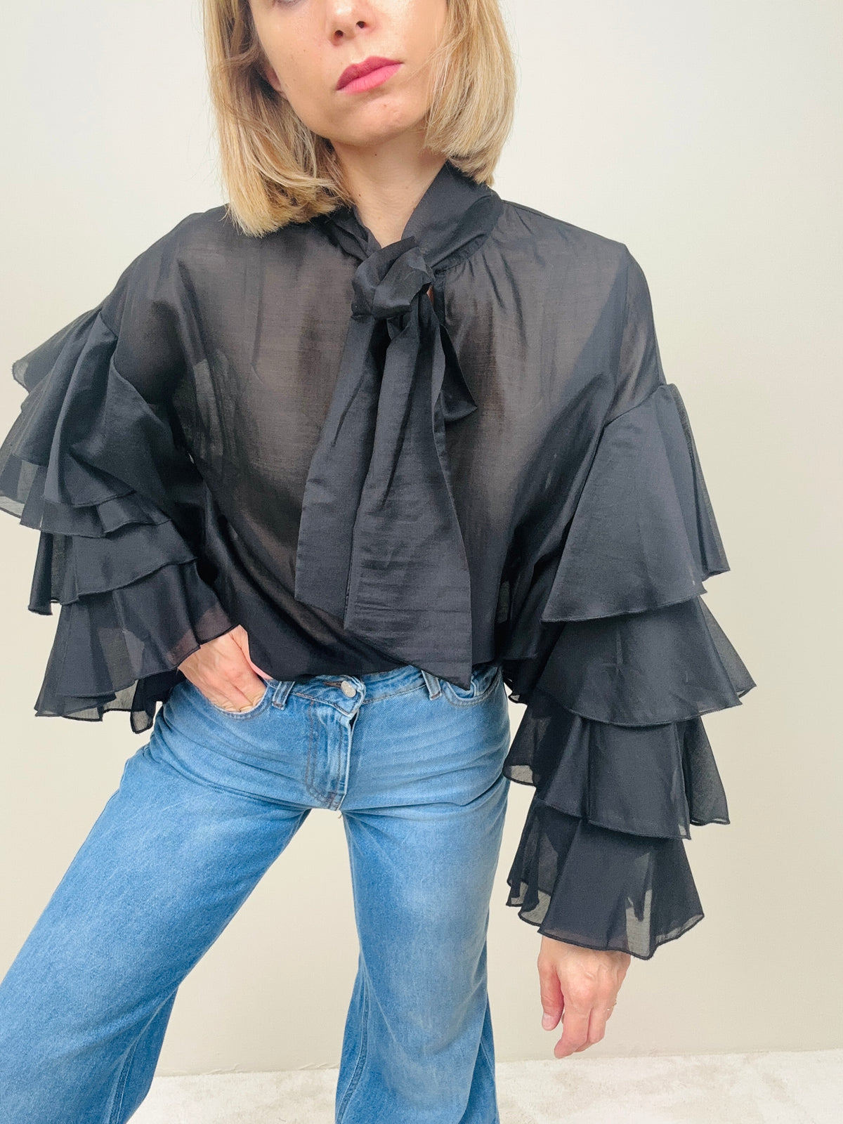 Camicia nera con balze nelle maniche
