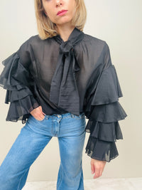 Camicia nera con balze nelle maniche